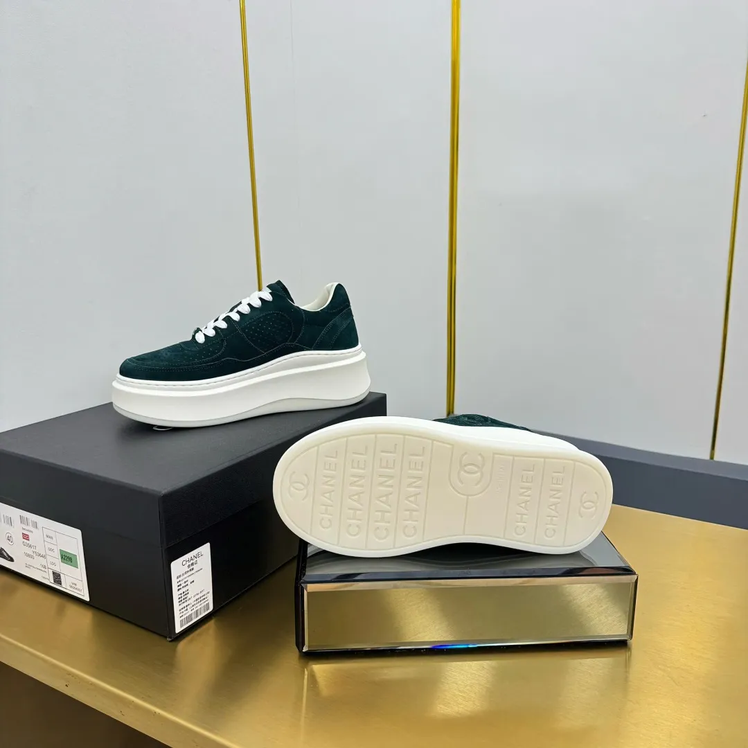 👟👟Ex-factory price 600👟👟 Upgraded version, upgraded version, upgraded version! No rebuttal accepted! ! ! ! Chanel Chanel panda shoes! 2025 counter's top casual sports shoes. This classic design; the upper is electro-embroidered with a variety of techniques; the outsole is fashionable and sporty; the unusual inclusion of a variety of color matching elements... The diversified mix and match is very good-looking and versatile, and can be used for leisure, fashion, sports, and outdoor... ꫛꫀꪝ Go➫ Materials: ❶Upper made of: original imported first-layer silk cowhide + original waterproof cloth + original first-layer cowhide ❷Inner lining: Original Yangli+Net ❸Outsole based on: Original TPU combination outsole Counter boutique packaging complete set for women 35–41 👉 👉